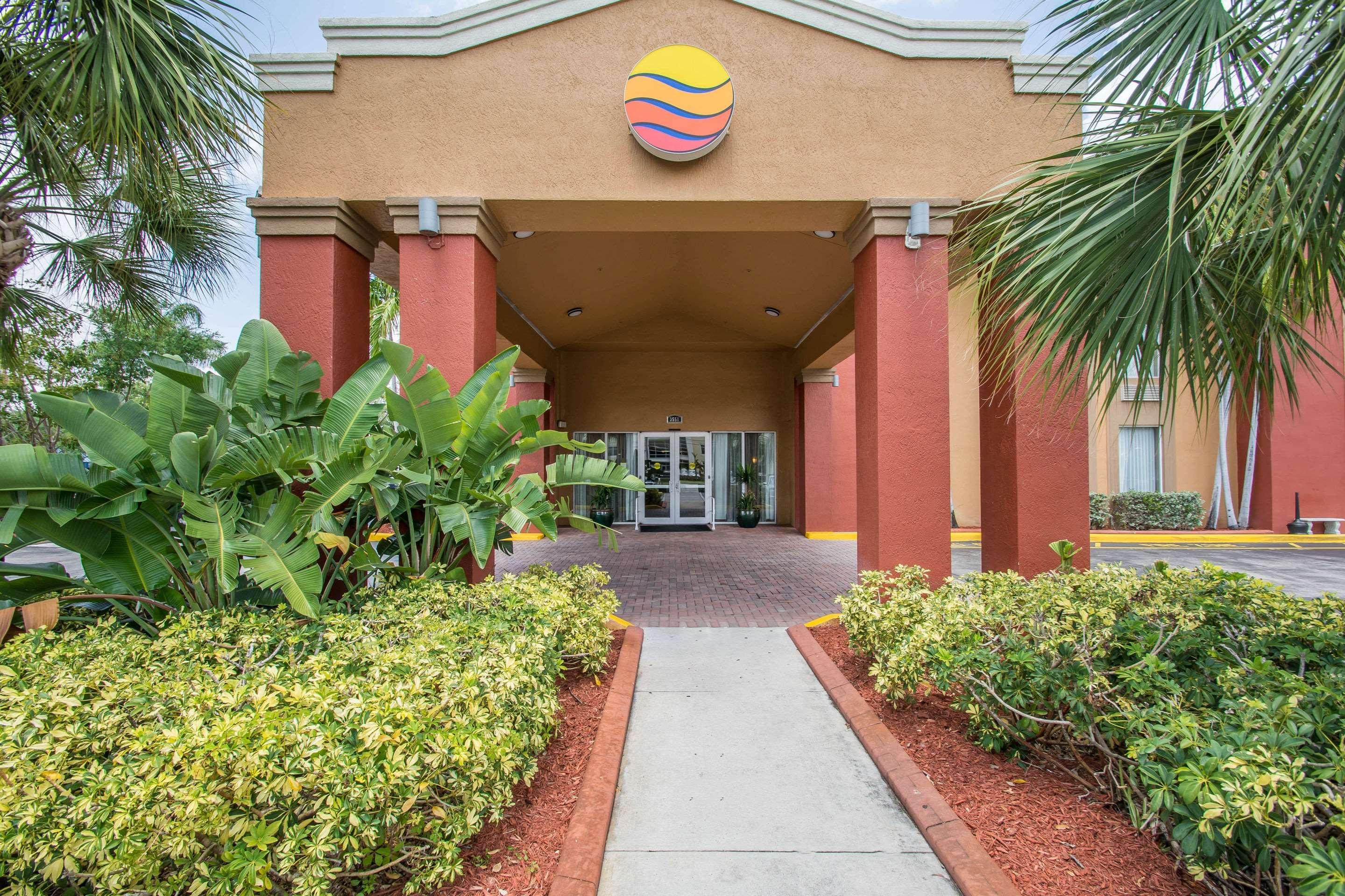 Comfort Inn & Suites Fort Lauderdale West Turnpike Lauderdale Lakes Eksteriør billede